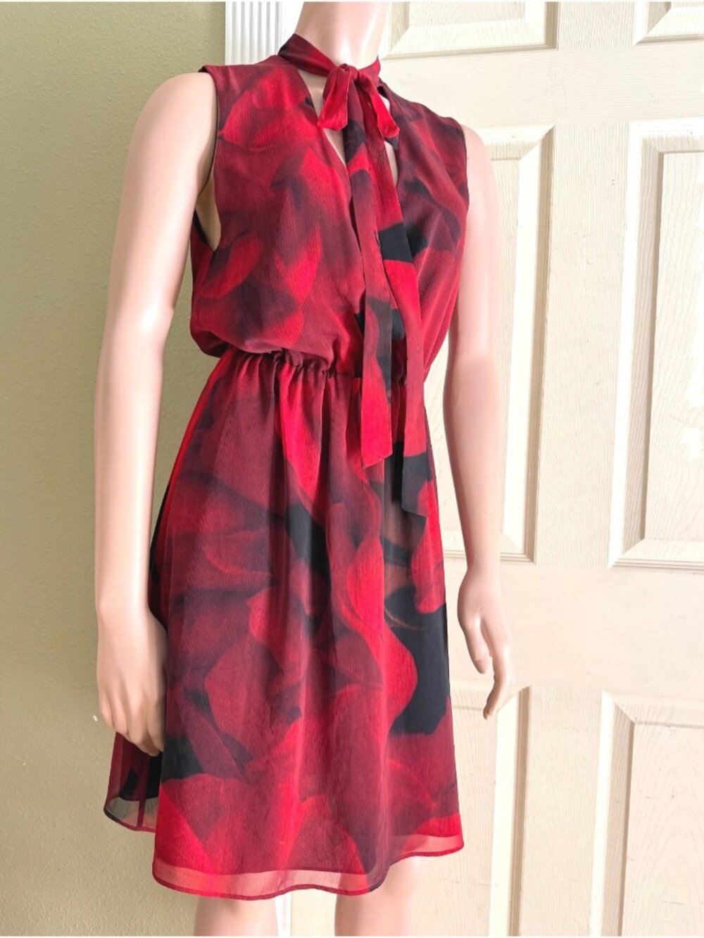 size 2-4/XS Alice & Olivia red/black floral‎ chiffon lined dress, tie scarf neck